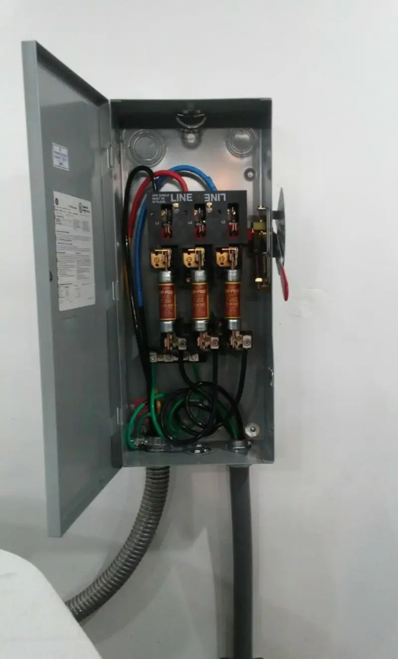 Three-phase disconnect switch installed for Smoke Detector Installation in Bagdad